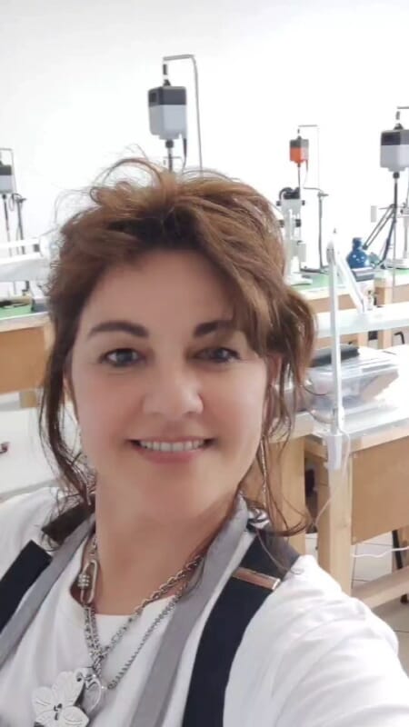 Andrea Leite nel laboratorio orafo