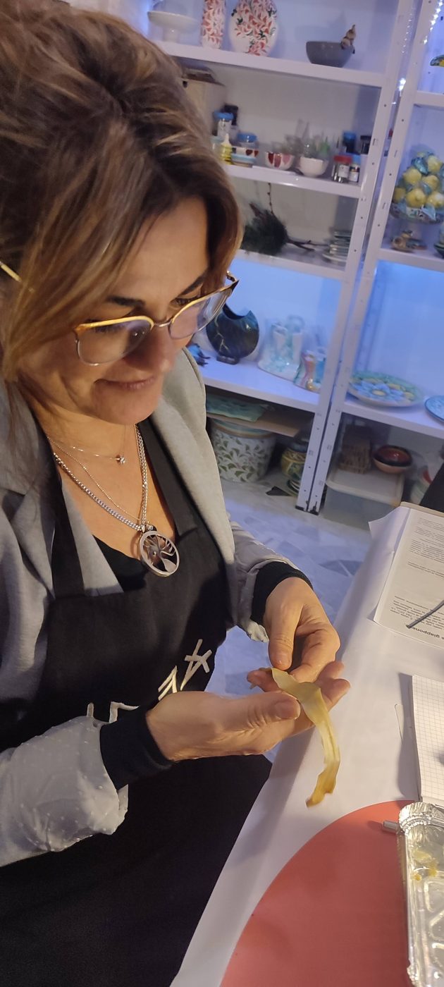 Andrea al lavoro nel laboratorio